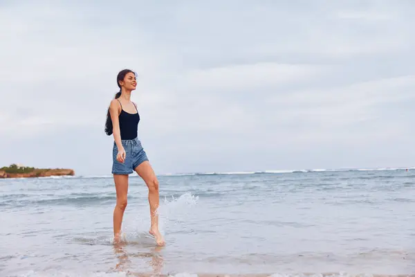Uçan Kadın Genç Yaşam Tarzı Kumsalda Yürümek Kumsal Gezmek Günbatımı — Stok fotoğraf