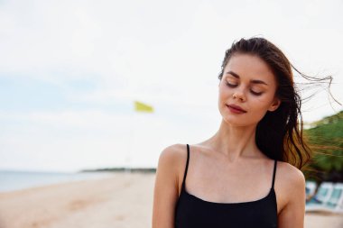 Özgürlük kadını plajı mutlu Kafkas yaşam tarzı genç doğa su seyahati kaygısız açık deniz dişi okyanus gülümsemesi ve yaz gökyüzü