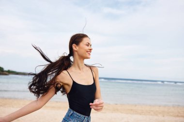Saçlı kadın, gün batımında bikini sahilinde koşarken gülümse. Hayat tarzı, gün doğumu, saç... uzun kız, yaz, genç mutlu dalga.