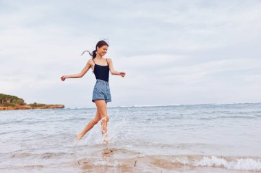 Kadın mutlu okyanus kıyısı yaz yaşam tarzı mutluluk günbatımı deniz suyu gün doğumu gülümsemesi koşan genç kız dalga seyahati