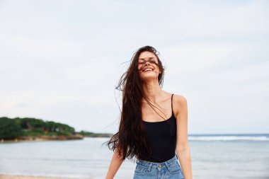 Deniz kadını ve aktif uzay yolculuğu kopyası okyanus tebessümü tasasız genç gün doğumu aktivitesi sahil gezisi yaşam tarzı eğlence plajı.