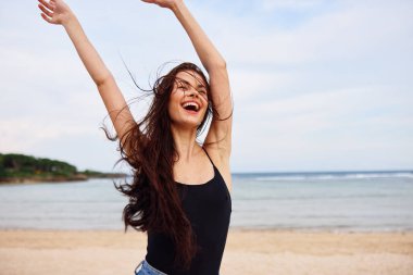 Kadın gün batımı seksi kız uçuş dalgası deniz saçı neşeli gülücük yaz yaşam tarzı plaj insanı bikini koşan genç eğlence