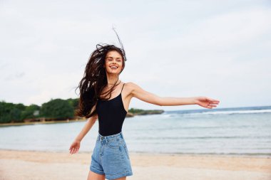 Kadın saçı deniz mutlu yaşam tarzı uçuş keyfi yürüyen saçlar kumsalda gülümseyen okyanus aktivitesi yaz günbatımı uzun bikini seyahat uzun genç bikini gülümseme güneşi