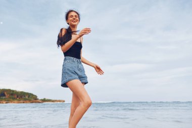 Yaşam tarzı kadın yaz gezisi plaj aktivitesi bikini koşan genç özgürlük gün batımı mutlu deniz dinlenme tatil güneşi pozitif seksi