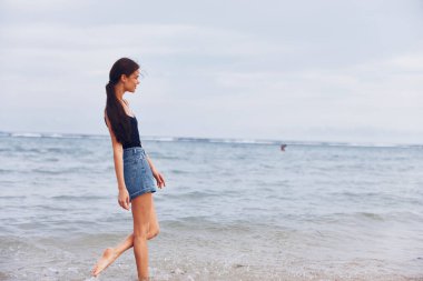 Kadın yaşam tarzı güzel seksi kaygısız yaz plajı yürüyen güzel kadın deniz gülümsemesi gün batımı genç kum mutluluğu koşan insan güneşi