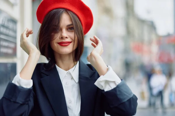 Mode Kvinna Leende Våren Promenader Staden Snygga Kläder Med Röda — Stockfoto
