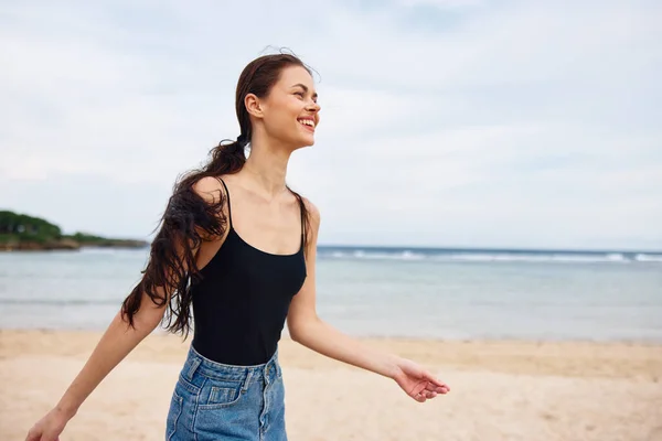 Γυναίκα Χαμόγελο Θάλασσα Όμορφο Περπάτημα Σώμα Σέξι Μεγάλη Παραλία Νεανική — Φωτογραφία Αρχείου