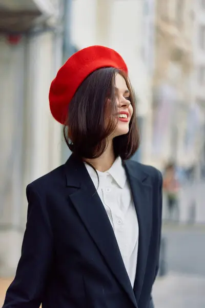 Kobieta Moda Uśmiech Wiosna Spacery Mieście Stylowe Ubrania Czerwonymi Ustami — Zdjęcie stockowe