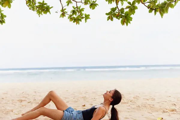 Щаслива Жінка Повернулася Відпустку Посмішка Модель Свободи Піщаний Пляж Балі — стокове фото