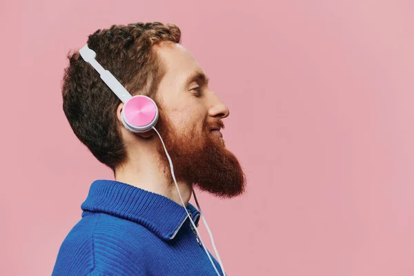 Portrait Redheaded Man Wearing Headphones Smiling Dancing Listening Music Pink — Stock Photo, Image