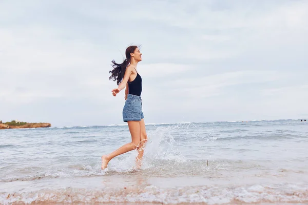 Γυναίκα Θάλασσα Χαμόγελο Sexy Τρέχει Καλοκαίρι Θετική Χαρούμενη Διασκέδαση Μαλλιά — Φωτογραφία Αρχείου