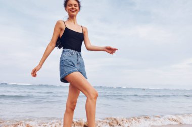 Uzay kadını genç aktiviteler seksi plaj bikini yaşam tarzı kumlu deniz kızı gülümseyen bir bayan. Yazın bronz tenli gülücük sahil insanı.