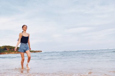 Genç bayan gülümsüyor mutlu deniz insanı gülümsüyor seyahat eden saçı kumsal uzun bikini pozitif eğlence yaz günbatımı uçuş yaşam tarzı seksi su