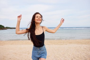 Kadın gülümsüyor genç uzay günbatımı gülümsüyor kumsalda güneşleniyor yaz mevsimi yaşam tarzı bikini fotokopisi mutluluğu seyahat ediyor güzel bir kadın