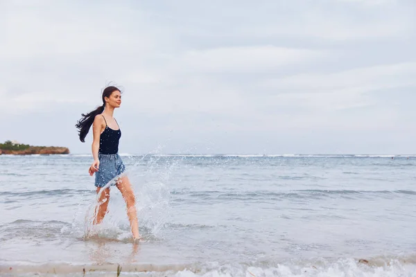 女性コピー ボディライフスタイル 若いアクティブ スペース ビーチ サンセット 美しさ — ストック写真