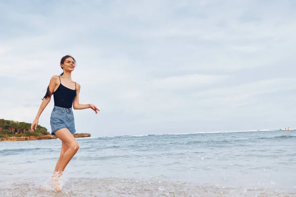 Χαλαρώστε Γυναίκα Θάλασσα Χαμόγελο Παραλία Τρέχει Ηλιοβασίλεμα Θετική Διασκέδαση Μαύρισμα — Φωτογραφία Αρχείου