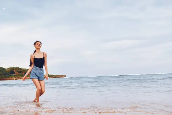 Γυναίκα Νεαρός Χώρος Χαρούμενη Διασκέδαση Παραλία Χαμογελαστή Άμμο Δραστηριότητα Τρόπο — Φωτογραφία Αρχείου