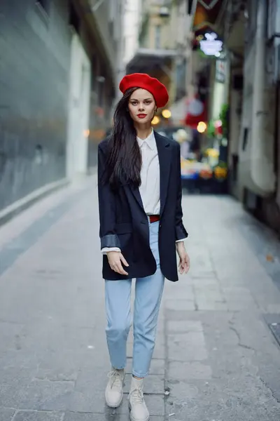 Fashion Woman Portrait Walking Tourist Stylish Clothes Red Lips Walking — Stock Photo, Image