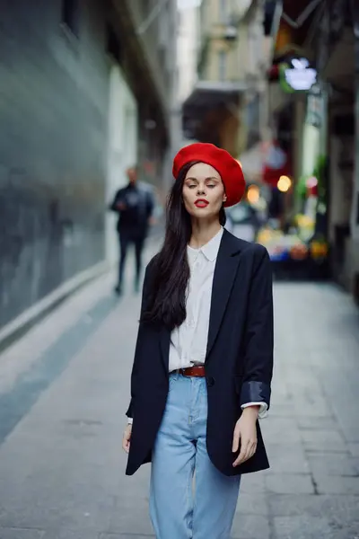 Mode Kvinna Porträtt Promenader Turist Snygga Kläder Med Röda Läppar — Stockfoto