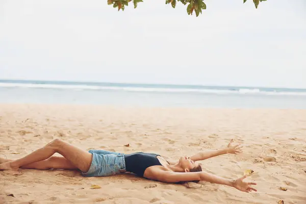 モデル 女性の休暇 座っている休日の太陽水自由若いビーチ夏の熱帯体砂旅行長い笑顔の屋外の美容の毛の自然の海 — ストック写真