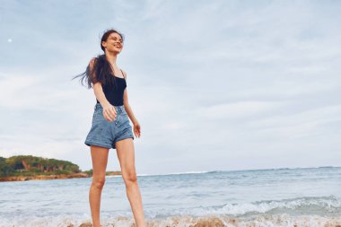 Kadın kişi su uzun pozitif gülümseme yaşam tarzı güneş doğumu etkinlik yaz mevsimi deniz uçuşu güzellik, kadın günbatımı seksi saçlar