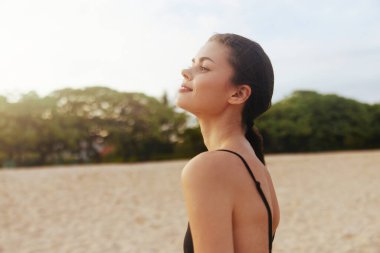 Kadın açık deniz deniz plajı yaz suyu yetişkin kıyı mutluluğu güneş batımı tatil yaşam tarzı özgür güneş ışığı doğa gülümsemesi