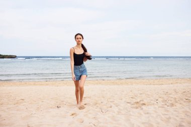 Eğlenceli uzay yazı güzel kumlu deniz güneşi plajda gezerken aktif yaşam tarzı genç mutlu gülüş seksi günbatımı kopyası pozitif