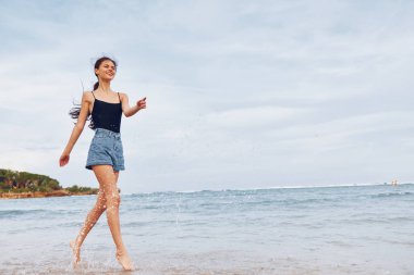 Kadın gülümsüyor yaz seyahatleri rahat yaşam tarzı günbatımı seksi deniz okyanusu uçuşları eğlence sahili vücut plajları