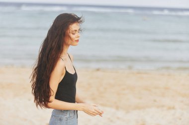 Fotokopi-uzay kadını günbatımı genç okyanus bayramı Kafkas gülüşü yetişkin insanların sahilde tatil yaşam tarzı kumsalda mutlu tropikal yaz