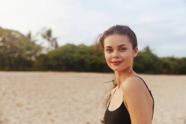 Özgür kadın yaşam tarzı gün batımı gökyüzü tasasız tatil gülümsemesi yetişkin uzay okyanusu kumsalı rahatlama kopya sahili yaz tatili yürüyen mutluluk