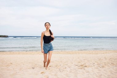 Vücut hatunu deniz seyahati insan mutluluğu genç kız tatil hayatı güzel güneş batımı özgürlük plaj bikinisi akan su aktivitesi