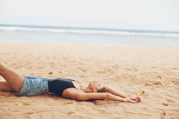 自然な女性自然なライフスタイル 笑顔の海岸の休暇単独旅行水の毛の海 座っているタンホワイト ファッション オーシャン ロング ビーチ自由砂 — ストック写真