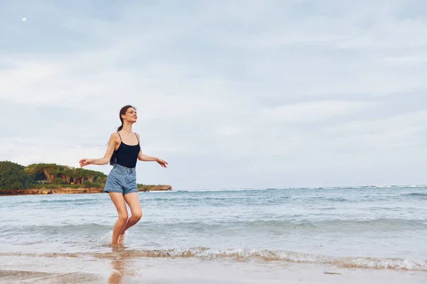 Γυναίκα Χαμόγελο Μαλλιά Γυναίκα Περπάτημα Φύση Διασκέδαση Διακοπές Άμμος Τρέξιμο — Φωτογραφία Αρχείου