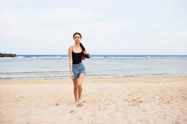 Γυναίκα Διασκεδαστικό Χώρο Καλοκαίρι Όμορφη Άμμο Θάλασσα Μαύρισμα Ταξίδια Τρέξιμο — Φωτογραφία Αρχείου