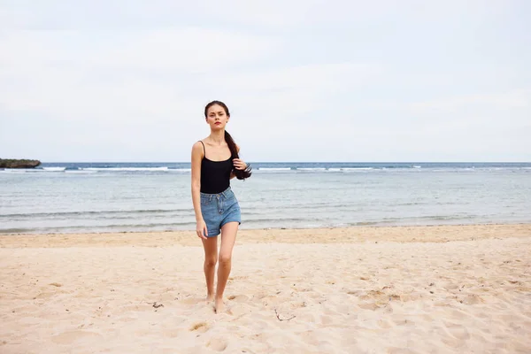 Kadın Gülümseyen Insan Plajda Yürüyen Eğlenceli Yaz Genç Deniz Uçuşu — Stok fotoğraf