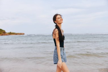 Kadın uzay yürüyüşü gülümsemesi huzurlu kopya seyahat rahatlama yaz tatili ve fotokopi sahili açık hava mutlu yaşam tarzı okyanus mutluluğu gün batımı