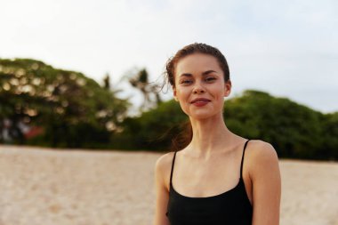 Güzeller güzeli güneş ışığı gökyüzü plajı genç gün batımı insan tropik yaz mutluluğu yaşam tarzı yetişkin gülüşü açık deniz kumu okyanus gezisi
