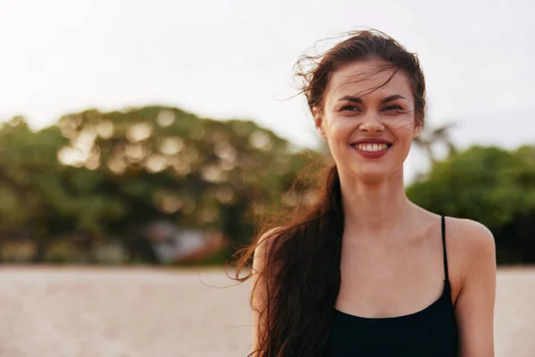 Arena Mujer Playa Sonrisa Verano Joven Naturaleza Vacaciones Agua Mar —  Fotos de Stock