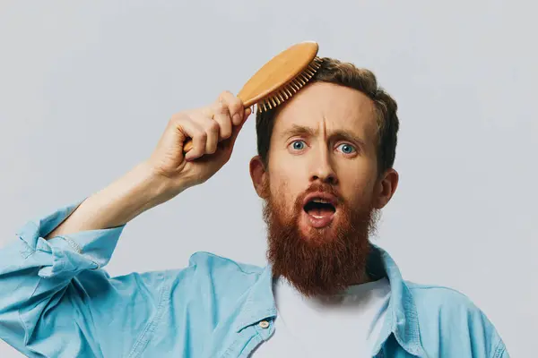 Retrato Homem Com Pente Massagem Suas Mãos Pentear Cabelo Barba — Fotografia de Stock