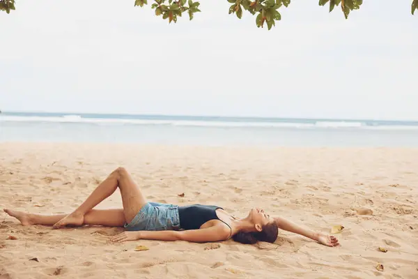砂の女性熱帯の女の子の休暇だけで美しい自然のビーチ笑顔自然バリの旅行座っているタンカシアのセクシーな海の自由なライフスタイルの休日 — ストック写真