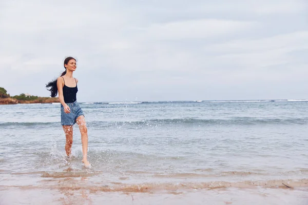 Kadınlar Yaz Mevsiminde Deniz Kıyısında Güneş Doğarken Plajda Koşan Kız — Stok fotoğraf