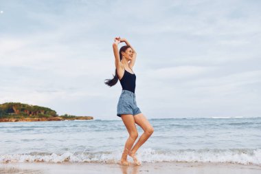 Yaşam tarzı kadın rahatla okyanus özgürlüğü bikinisi gülümse plaj genç gün batımı güneşli güneş ışığı dalgalı uçuş doğası kadın deniz tasasız yaz