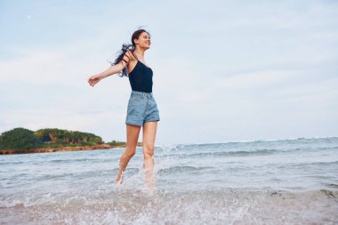Gülümse kadın tatil plajı dalgası güzel yaz tatili kadın yaşam tarzı seyahat özgürlük kopya saç güneş batımı mutluluk uzun uzay bikinisi