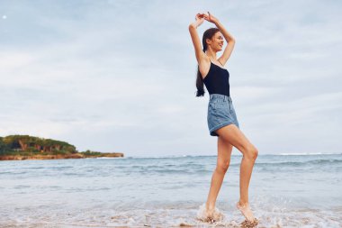 seyahat eden kadın yaşam tarzı sahil seksi tatil saçı güneş batışı güzel, genç yürüyen su rahatla plaj gülümsemesi tasasız deniz