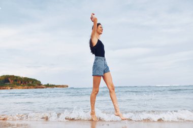 Kadın vücudu genç kız yaşam tarzı mutluluk denizi kumsalı gülümsemesi yaz yürüyüşü güneş uçuşu özgürlük günbatımı bikini seyahat güzelliği