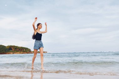 Vücut kadın genç koşu gülümseme su yaşam tarzı mutlu deniz kıyısı seyahat tatil pozitif plaj uçağı yaz uçağı mutluluk gün batımı doğa