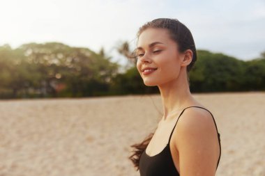 Tatil kadını özgürlüğüne gülümse okyanus güzel güneş ışığı mutlu kumsal yaz günbatımı yürüyüş yaşam tarzı giyin uzun gülümseyen kumlu deniz saçı