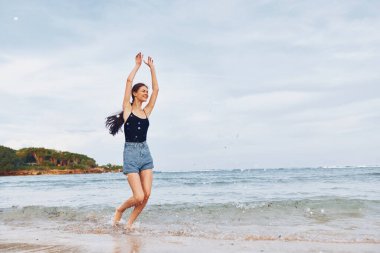 Genç kadın plaj eğlencesi rahatla deniz kızı tatil yaşam tarzı güzellik uzay günbatımı fotokopi çekilen sahil yolculuğu vücut gülümsemesi yaz