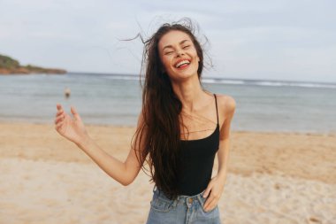 Huzurlu günbatımı, özgür deniz gülümsemesi, fotokopi-uzay okyanusu, özgürlük yaz kumsalı, tatil yaşam tarzı güneşi, dinlenme, doğal kadın.