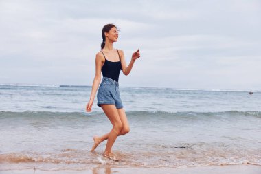 Gülümse kadın uzay gün doğumu kız yaz gün batımı deniz plajı genç seyahat kaygısız fotokopi insan yaşam tarzı yürüyen okyanus özgürlük koşan vücut